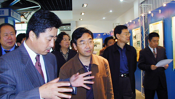 時(shí)任江蘇省副省長(cháng)張桃林、南通市副市長(cháng)吳曉春視察通光