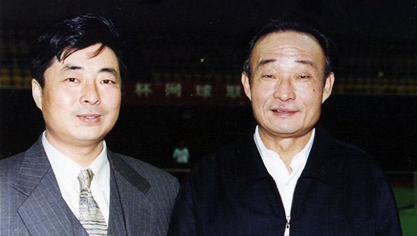 時(shí)任人大常委會(huì )委員長(cháng)，中央政治局委員常委、國務(wù)院副總理吳邦國親切接見(jiàn)通光集團黨委書(shū)記張強