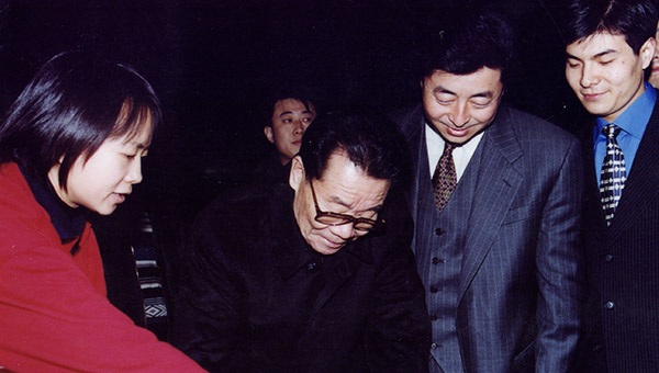 時(shí)任中央政治局常委、全國政協(xié)主席李瑞環(huán)親切接見(jiàn)通光集團黨委書(shū)記張強